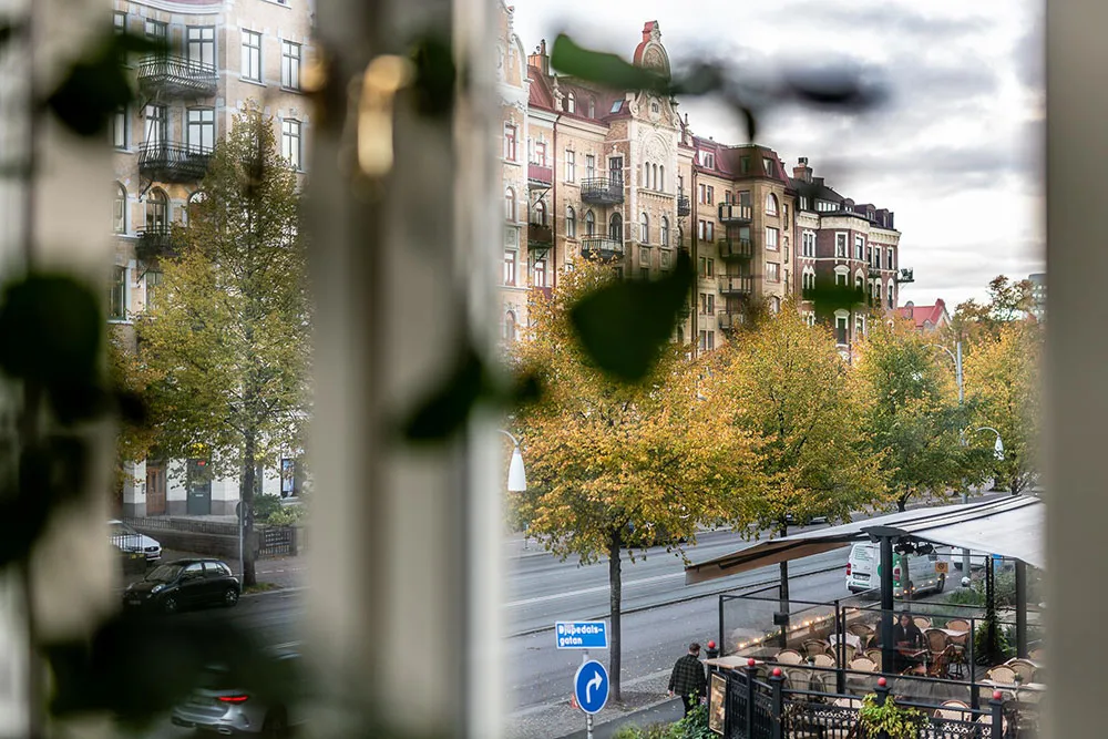 Cornice and Stylish Decor: Scandinavian Apartment with Magnificent Living Room (81 sq. m) - Gallery image 12