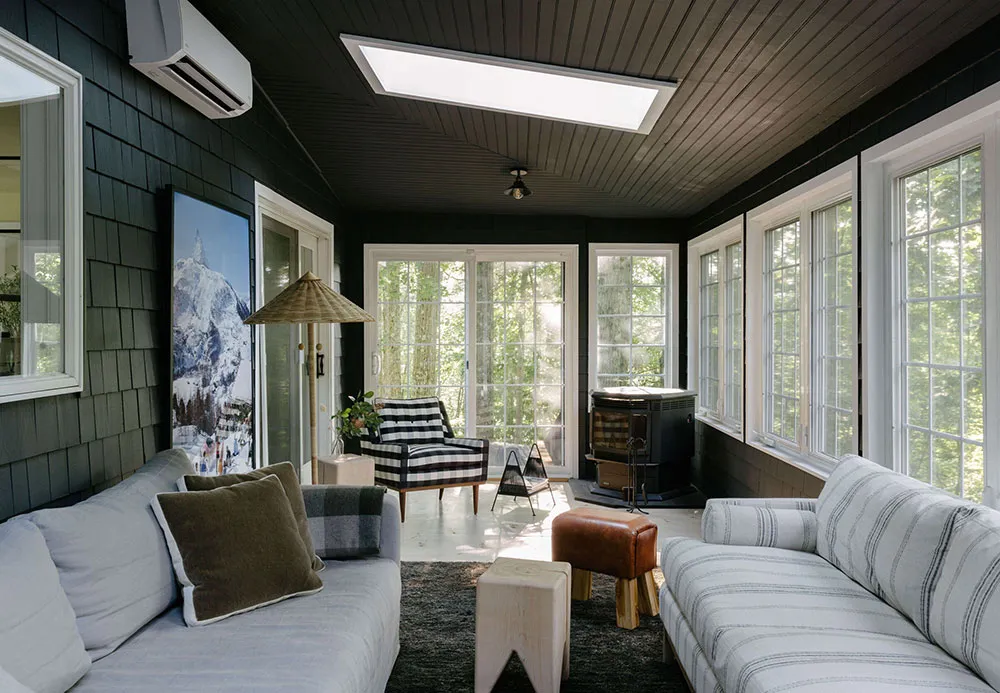 Fenêtre noire et intérieurs blancs : un abri confortable dans la forêt de l'État de New York - Gallery image 3