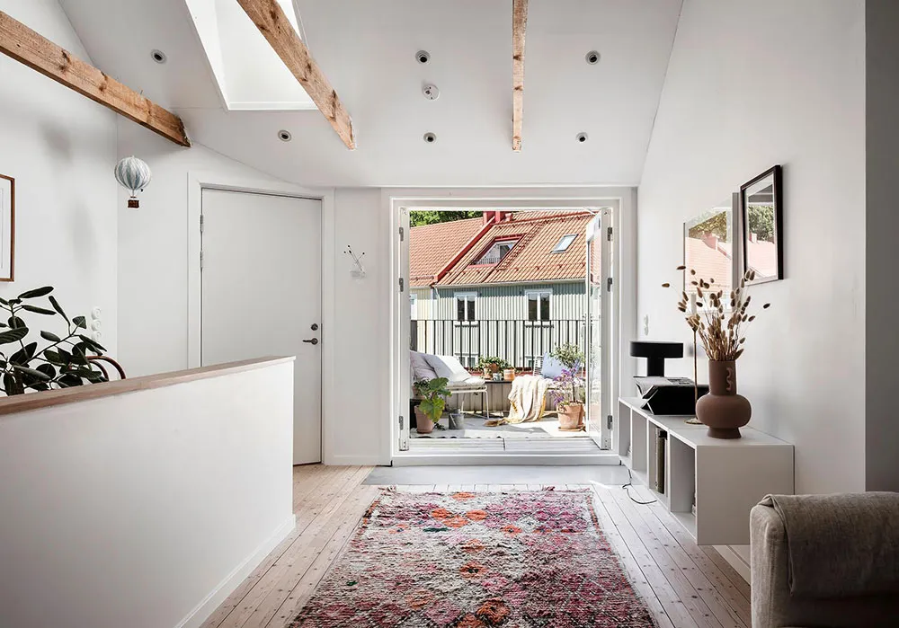 Mała dwupoziomowa kwatera z belkami w Szwecji (55 m²) - Gallery image 2