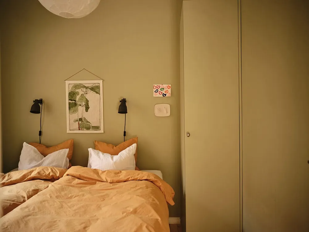 Słoneczny wnętrze w Stokholmie z przyjemnymi olivkovymi akcentami (63 m²) - Gallery image 12