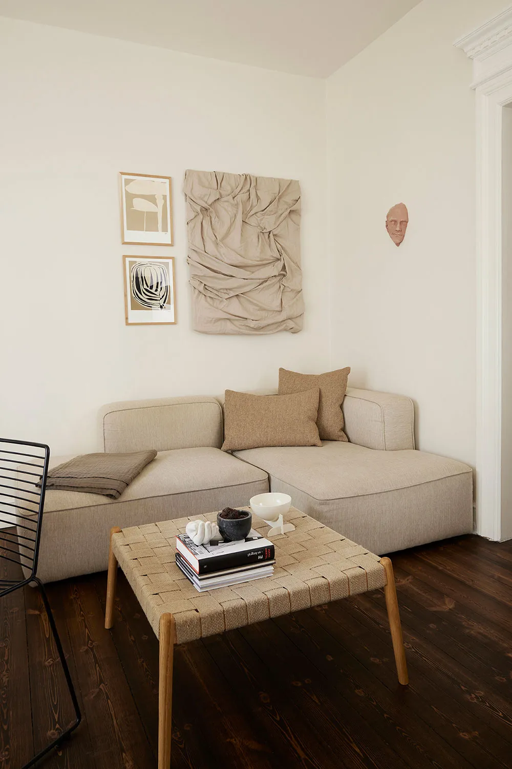 Wärme natürlicher Materialien in der kleinen Wohnung eines Designers in Dänemark - Gallery image 11