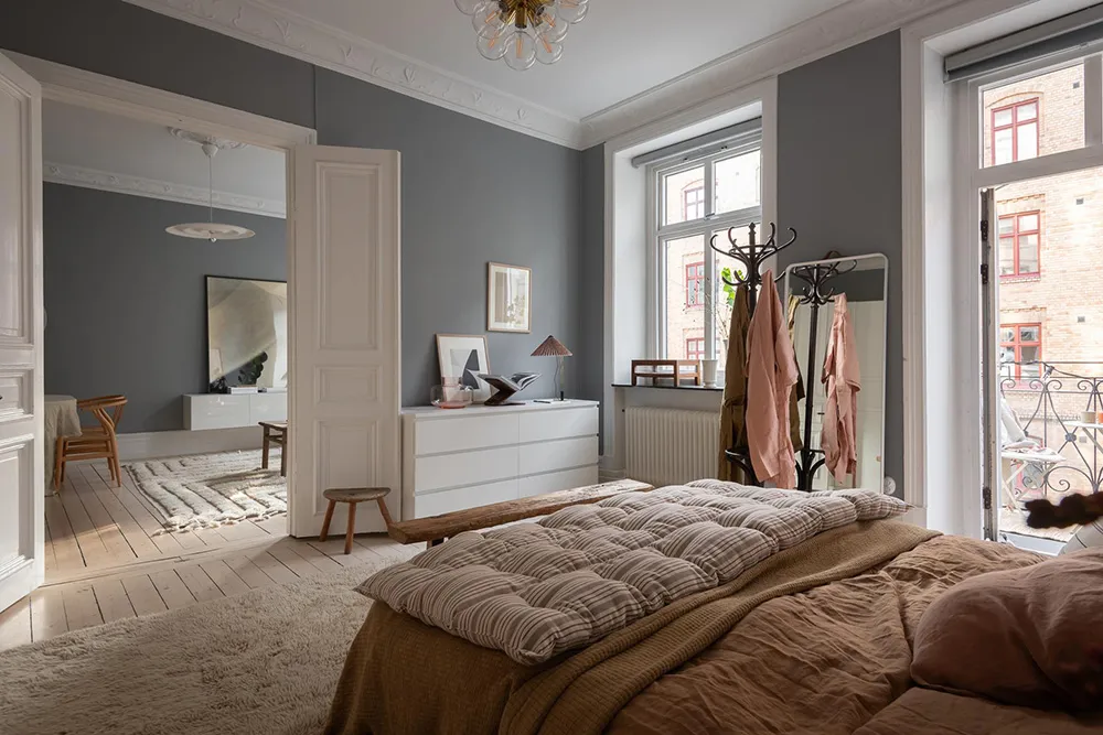 Murs gris et décoration chaleureuse : appartement cosy à Göteborg (63 m²) - Gallery image 2