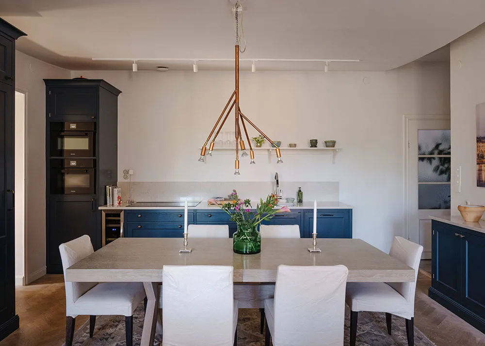 Белый скандинавский интерьер с творческой атмосферой - Gallery image 8