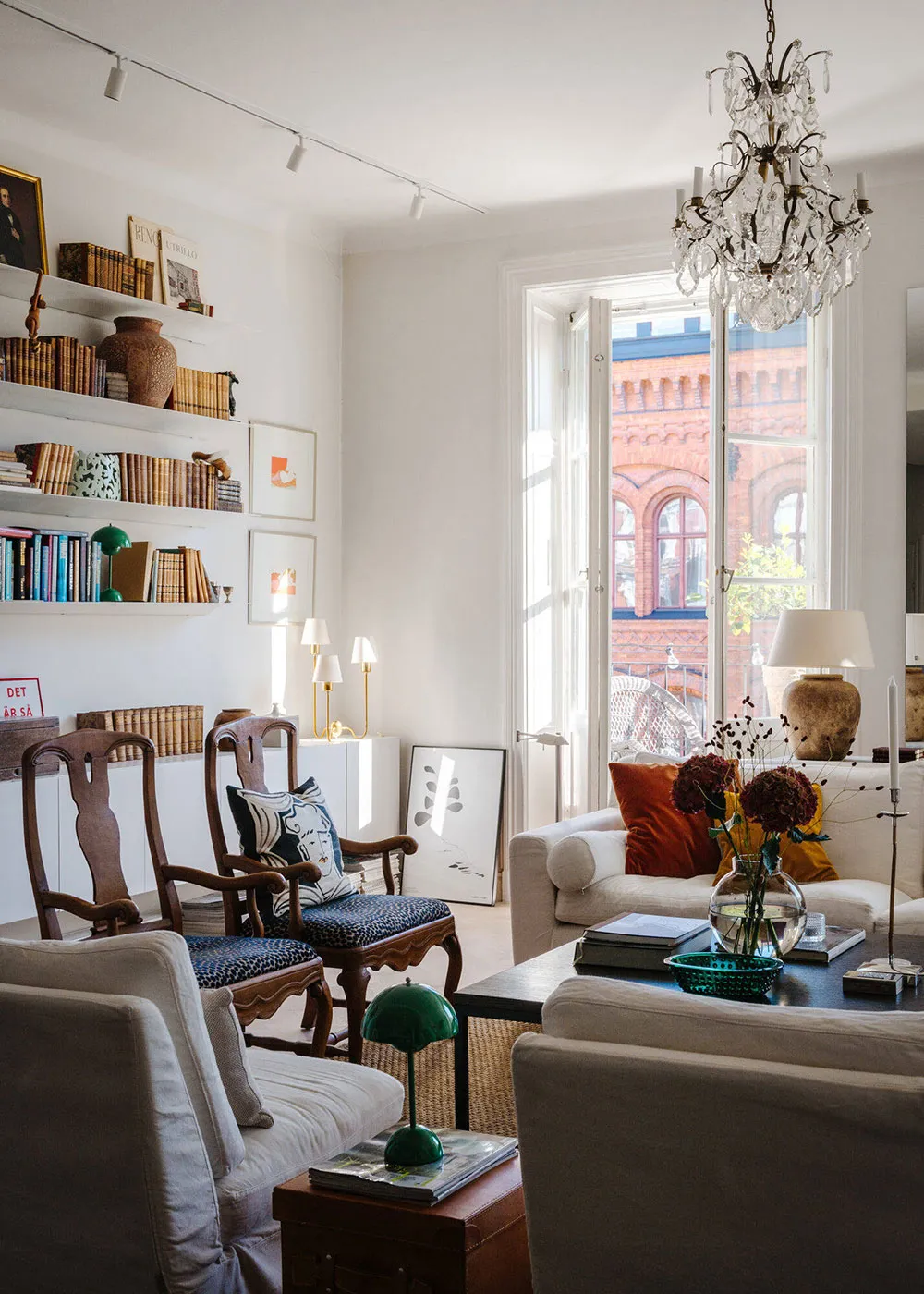 Белый скандинавский интерьер с творческой атмосферой - Gallery image 1