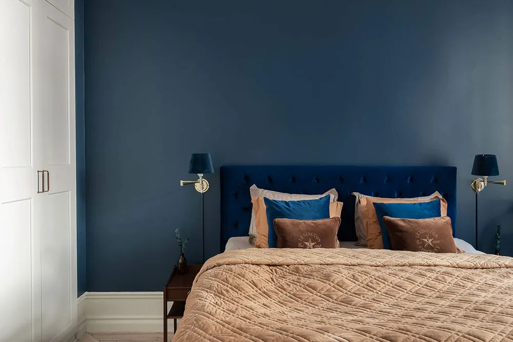 Accents verts dans le salon et chambre bleue foncée : petite mais efficace à Stockholm (48 m²) - Gallery image 7