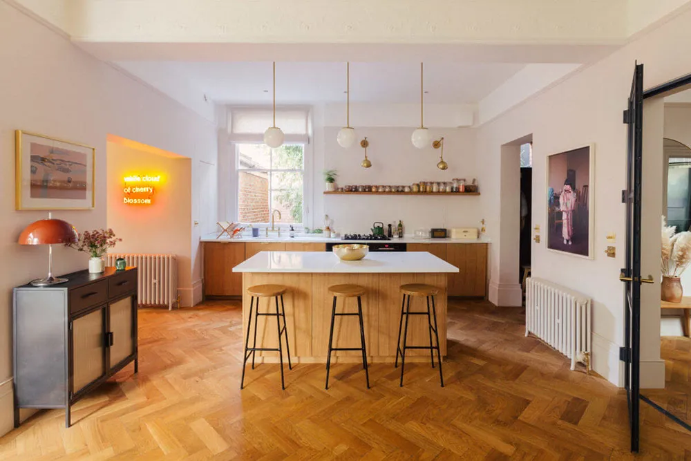 Intérieurs ensoleillés d'une maison victorienne avec vitraux à Londres - Gallery image 5