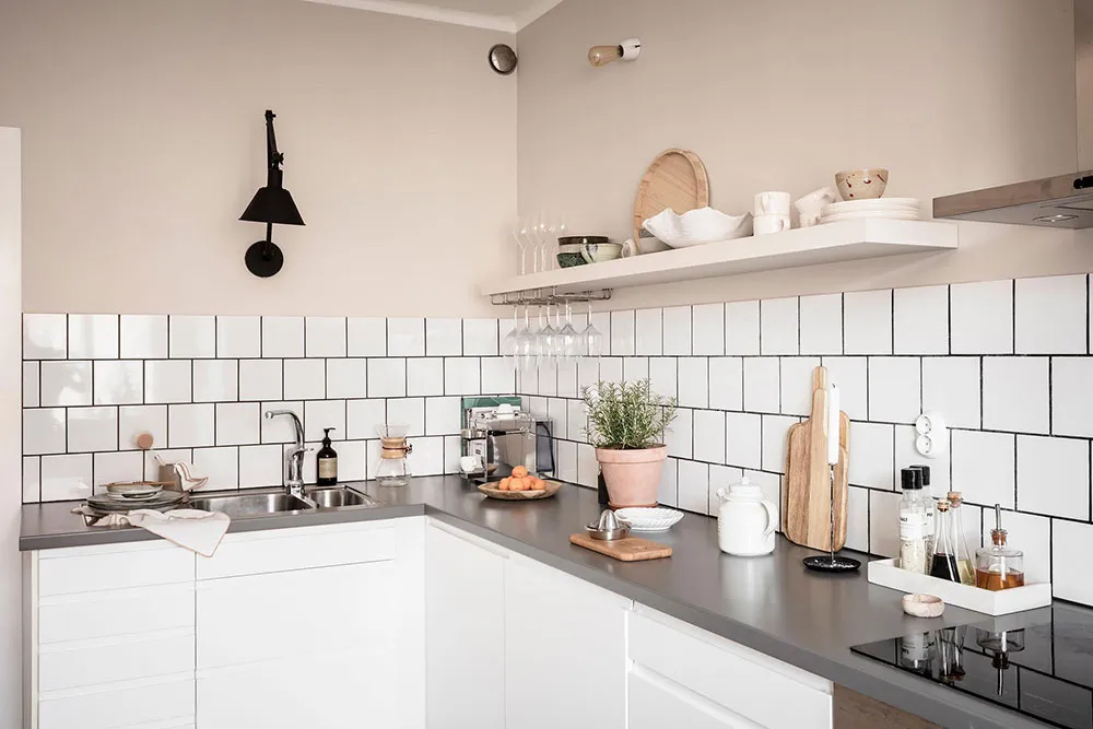 Mała dwupoziomowa kwatera z belkami w Szwecji (55 m²) - Gallery image 20