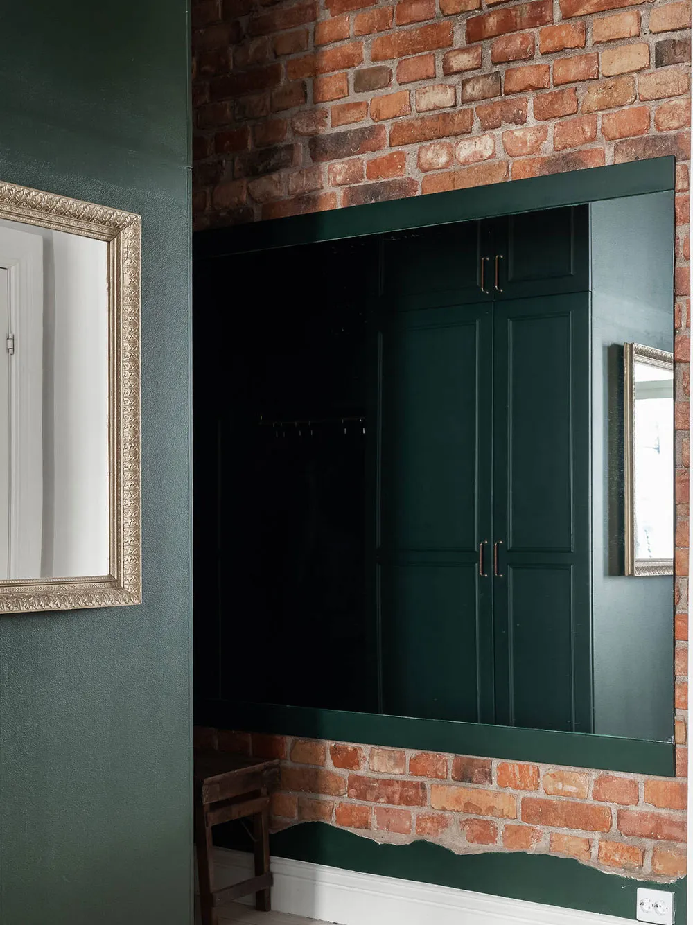 Accents verts dans le salon et chambre bleue foncée : petite mais efficace à Stockholm (48 m²) - Gallery image 4