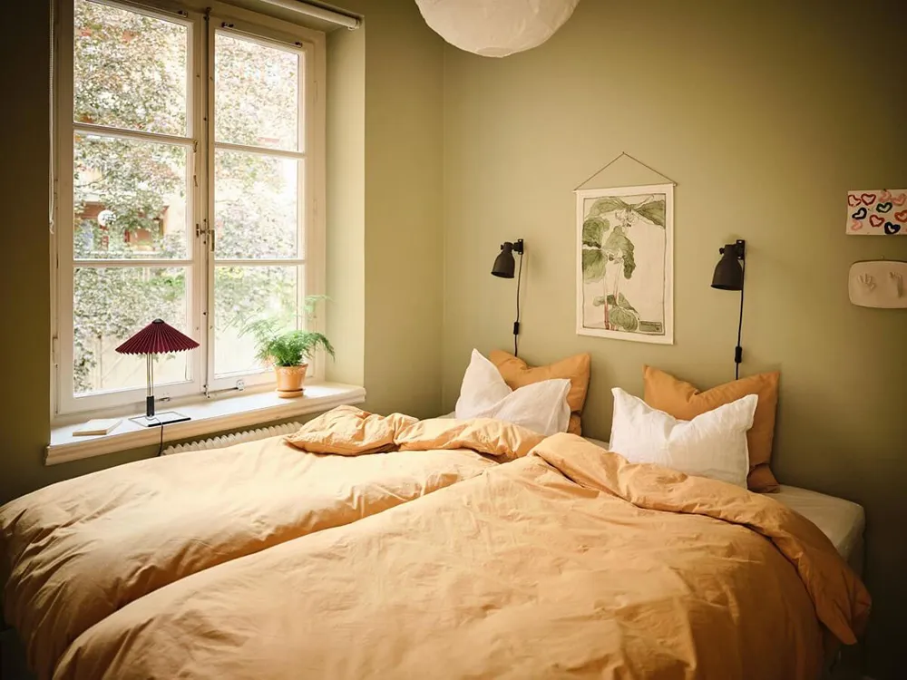 Słoneczny wnętrze w Stokholmie z przyjemnymi olivkovymi akcentami (63 m²) - Gallery image 11