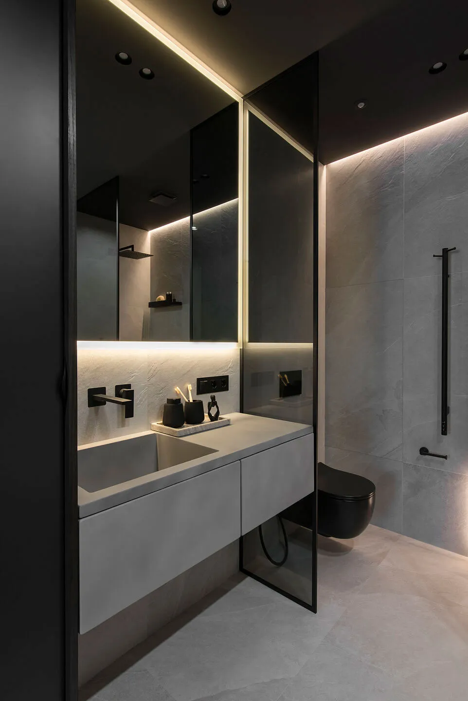 Tonos oscuros y techo de concreto: una elegante y pequeña apartamento en Kiev (45 m²) - Gallery image 7