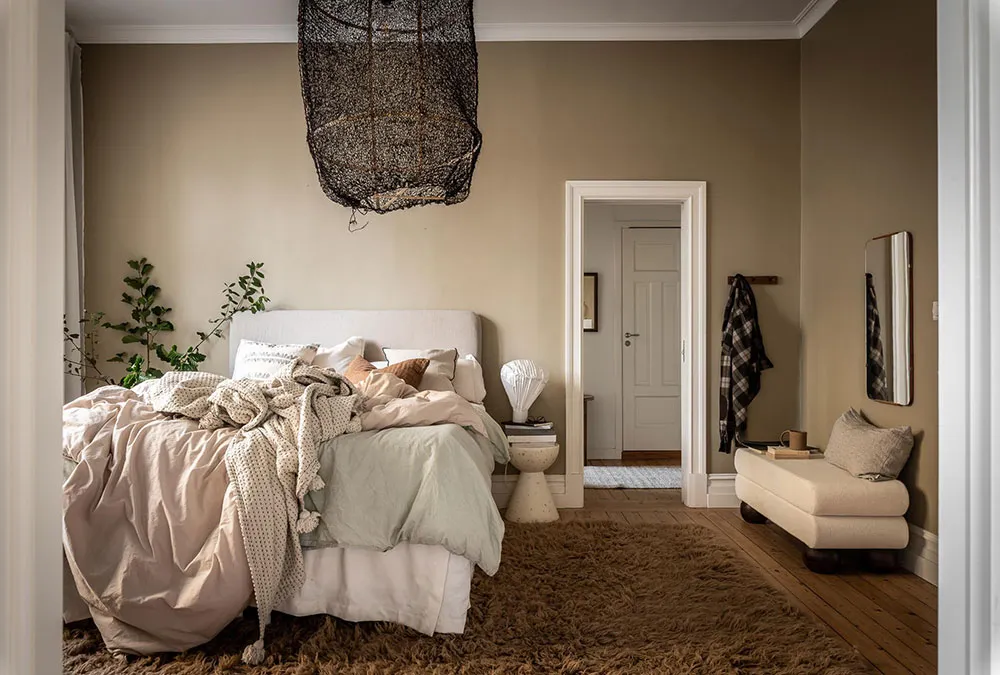 Cornice and Stylish Decor: Scandinavian Apartment with Magnificent Living Room (81 sq. m) - Gallery image 17