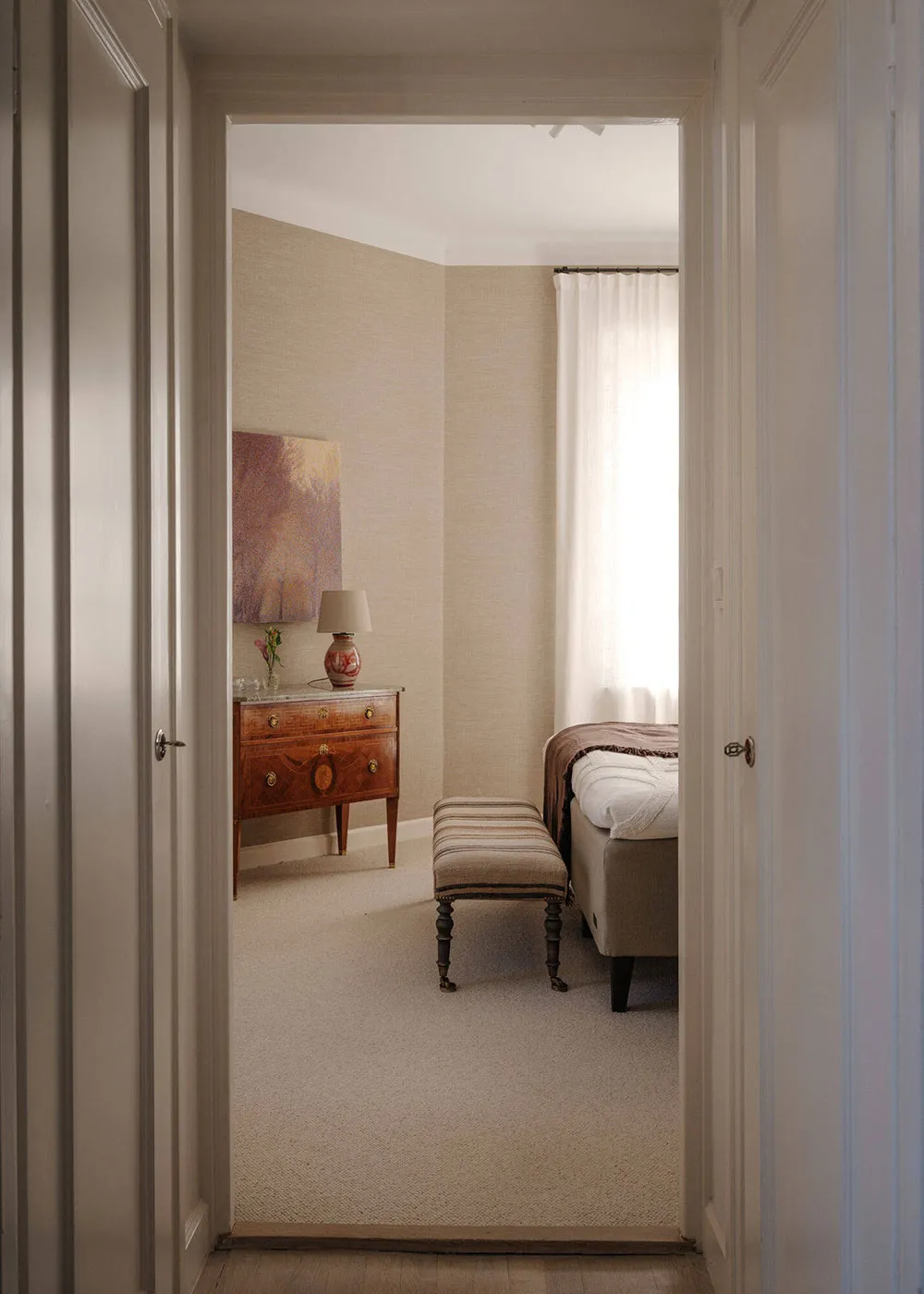 Белый скандинавский интерьер с творческой атмосферой - Gallery image 10