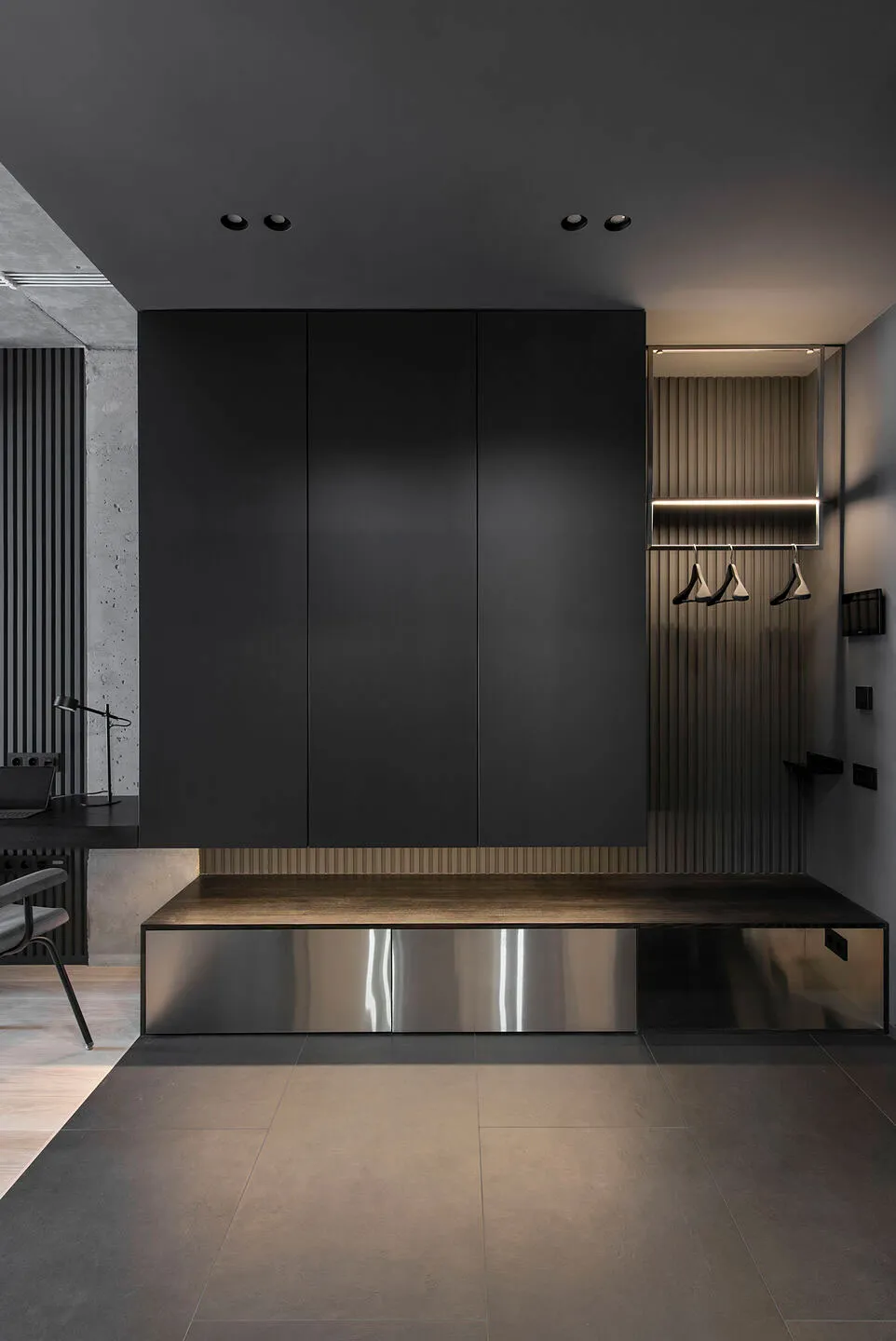 Tonos oscuros y techo de concreto: una elegante y pequeña apartamento en Kiev (45 m²) - Gallery image 21