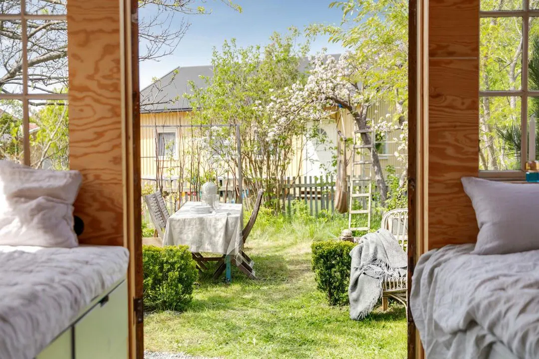 Tradycyjny z zewnątrz, niespodziewany w środku: domek na dzialce w Szwecji - Gallery image 10