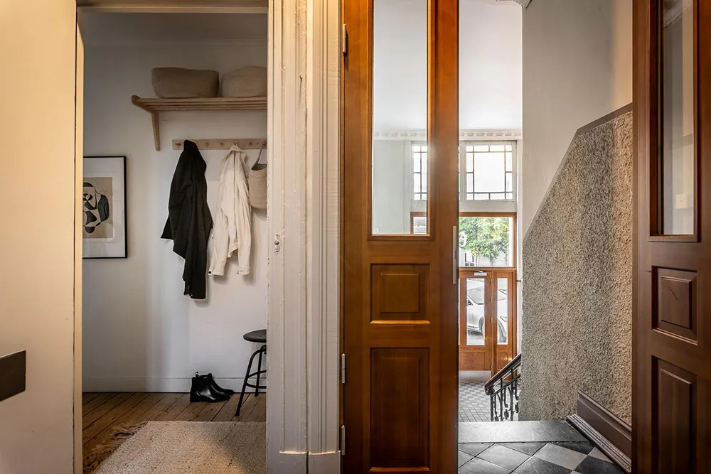 Cornice and Stylish Decor: Scandinavian Apartment with Magnificent Living Room (81 sq. m) - Gallery image 30