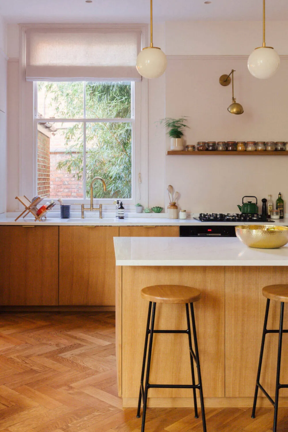 Intérieurs ensoleillés d'une maison victorienne avec vitraux à Londres - Gallery image 6