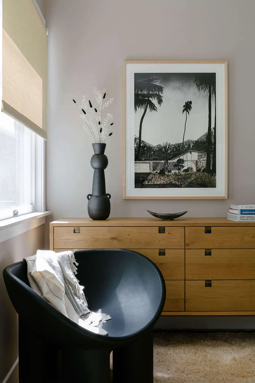 Fenêtre noire et intérieurs blancs : un abri confortable dans la forêt de l'État de New York - Gallery image 16