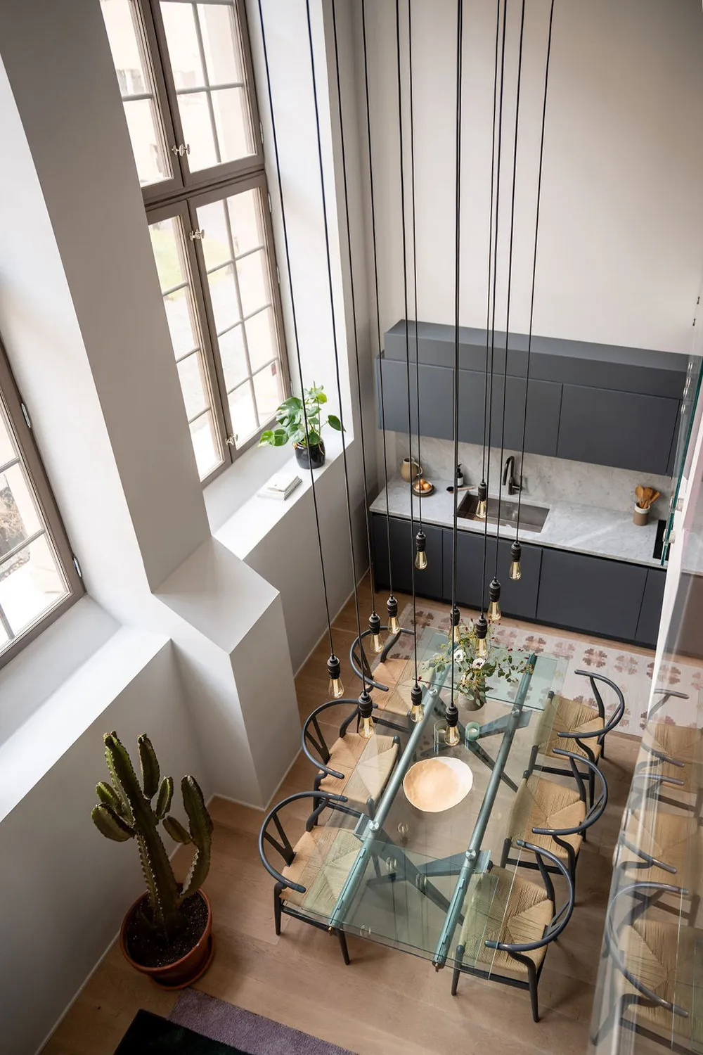 Zweiter Licht und pastellfarbene Töne: Loft in einem historischen Gebäude in Stockholm - Gallery image 1