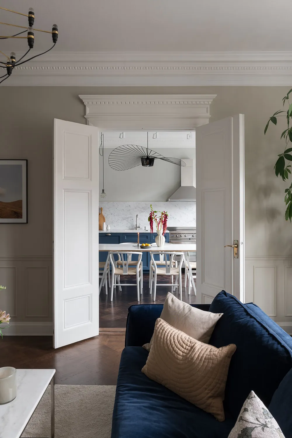 Красивые оттенки синего в дизайне элегантной квартиры в Стокгольме (93 кв. м) - Gallery image 1