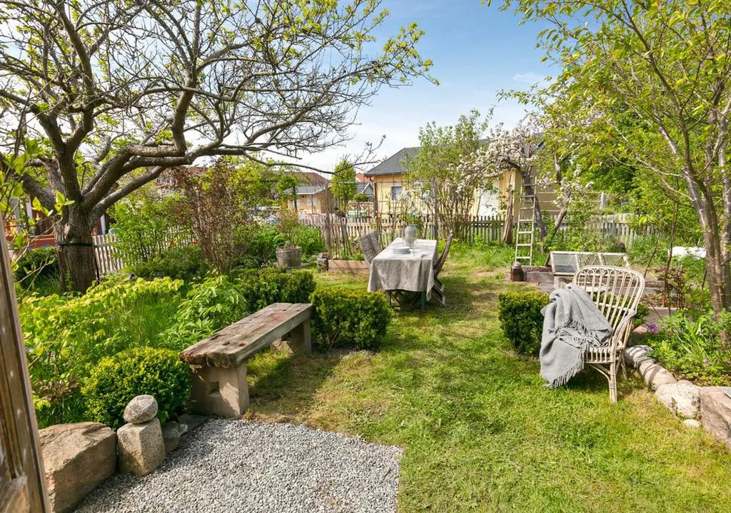 Tradycyjny z zewnątrz, niespodziewany w środku: domek na dzialce w Szwecji - Gallery image 18