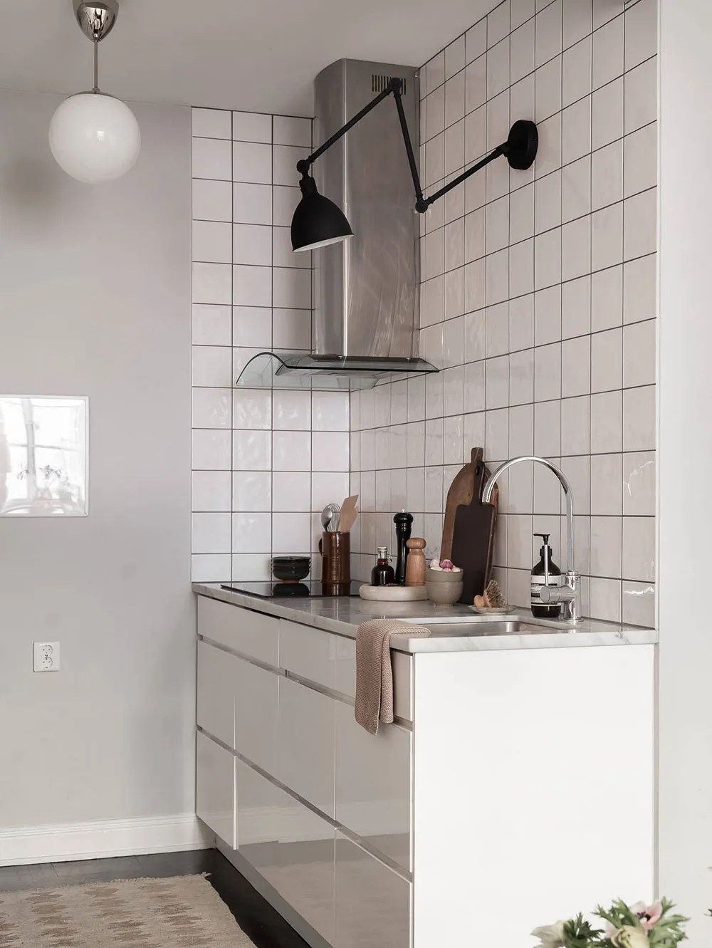 Амбарная дверь и кухня в нише: компактная и стильная двушка в Швеции (46 кв. м) - Gallery image 9