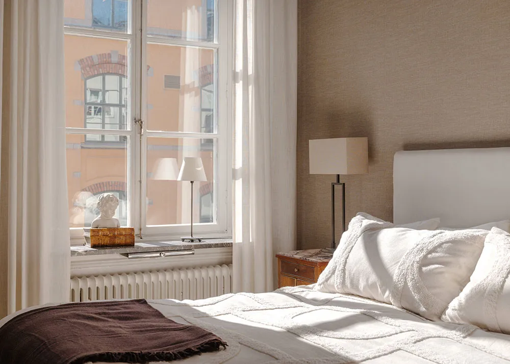 Белый скандинавский интерьер с творческой атмосферой - Gallery image 14