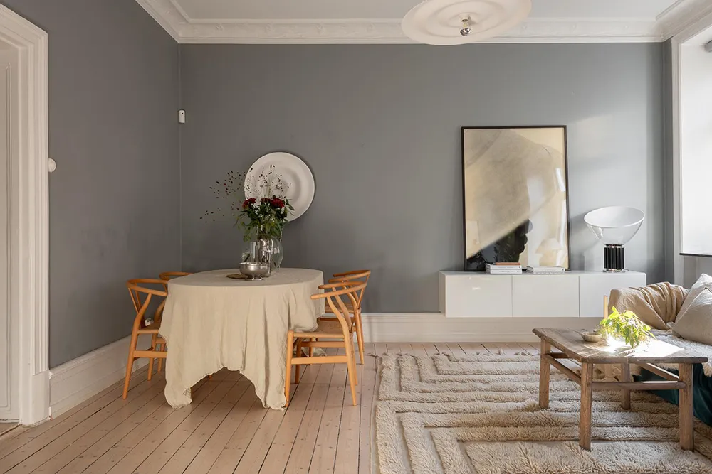 Murs gris et décoration chaleureuse : appartement cosy à Göteborg (63 m²) - Gallery image 6