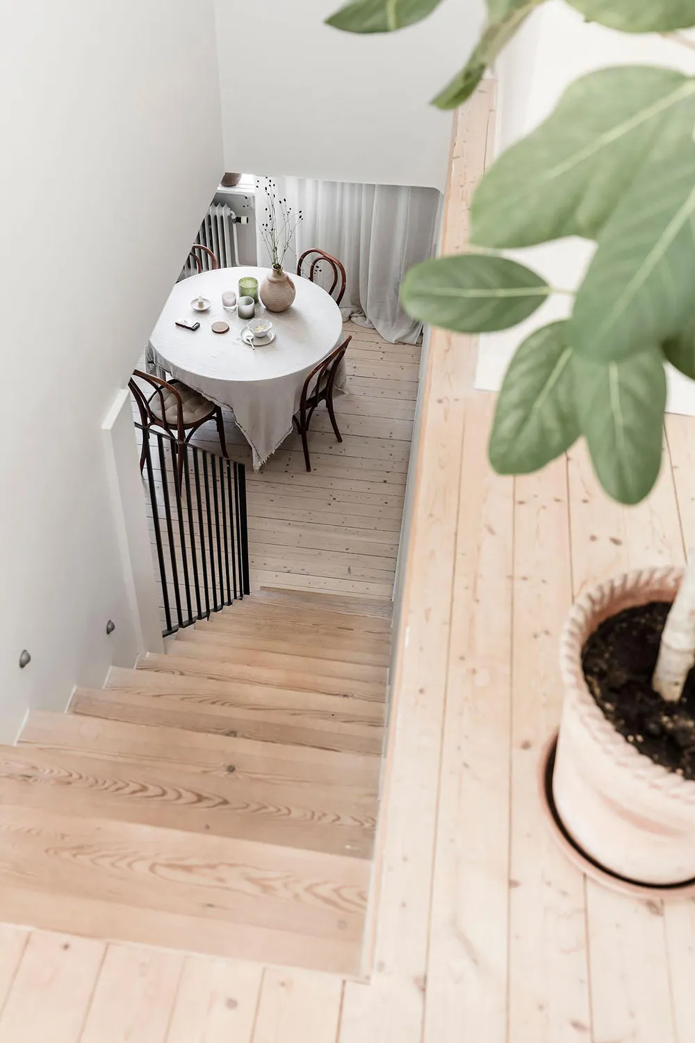 Mała dwupoziomowa kwatera z belkami w Szwecji (55 m²) - Gallery image 15