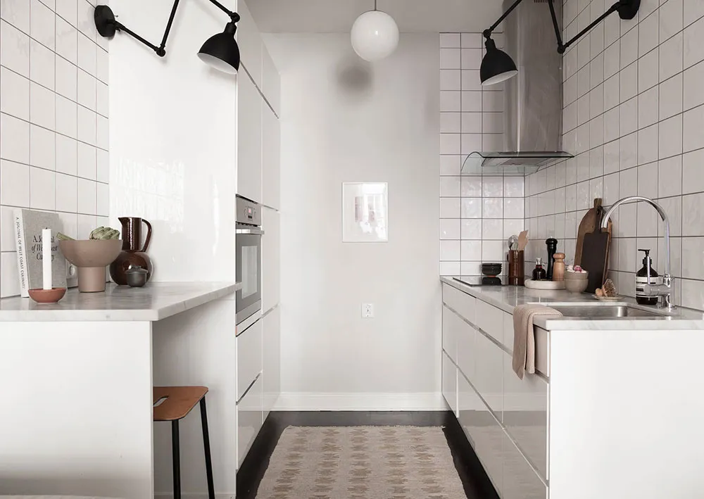 Амбарная дверь и кухня в нише: компактная и стильная двушка в Швеции (46 кв. м) - Gallery image 7