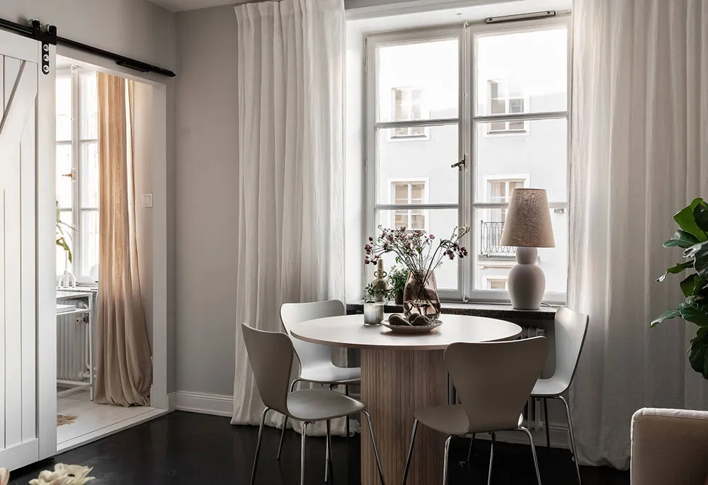 Амбарная дверь и кухня в нише: компактная и стильная двушка в Швеции (46 кв. м) - Gallery image 2