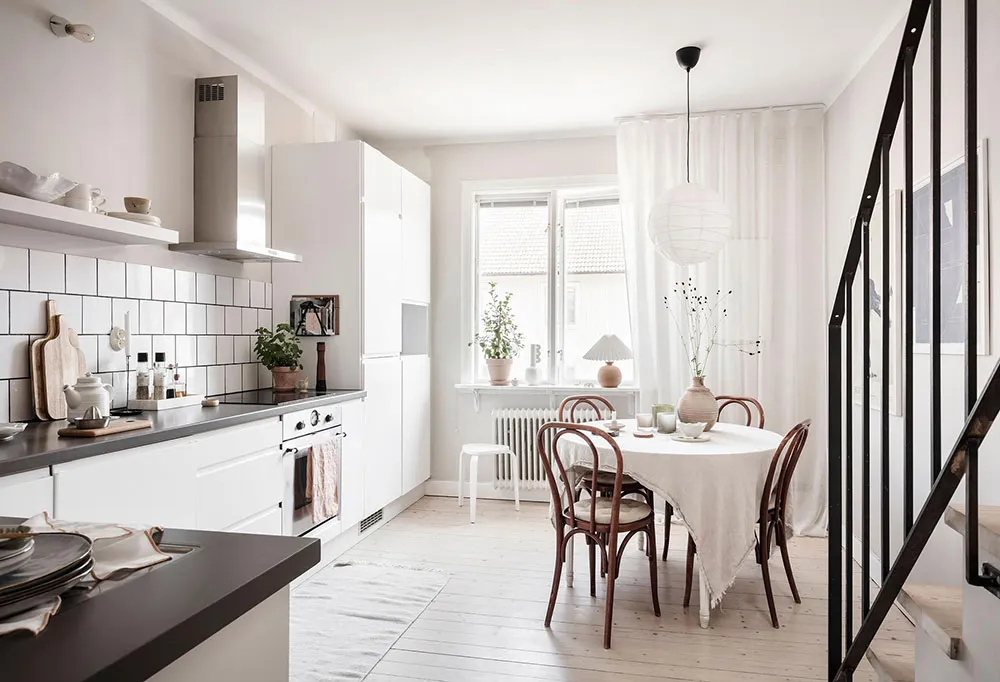 Mała dwupoziomowa kwatera z belkami w Szwecji (55 m²) - Gallery image 22