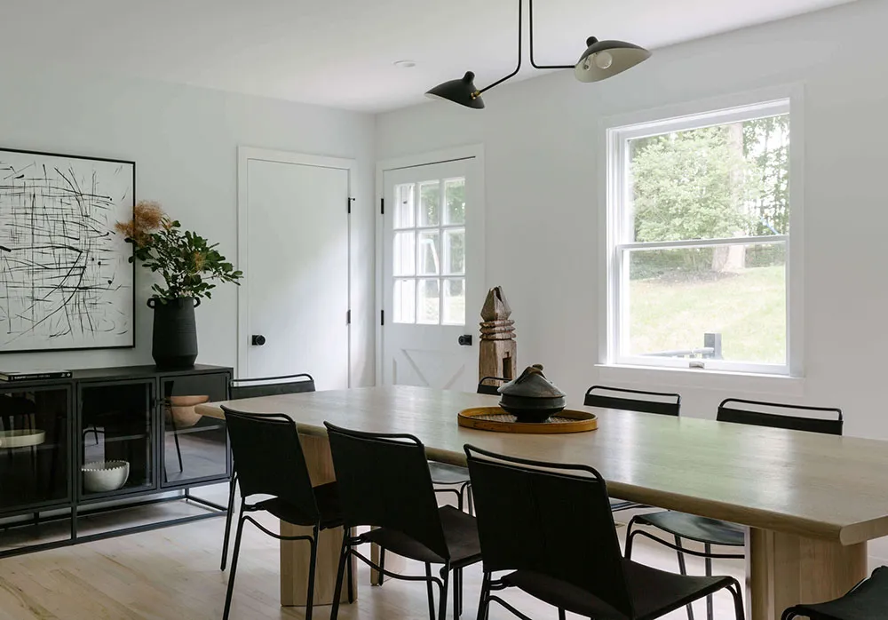 Fenêtre noire et intérieurs blancs : un abri confortable dans la forêt de l'État de New York - Gallery image 8