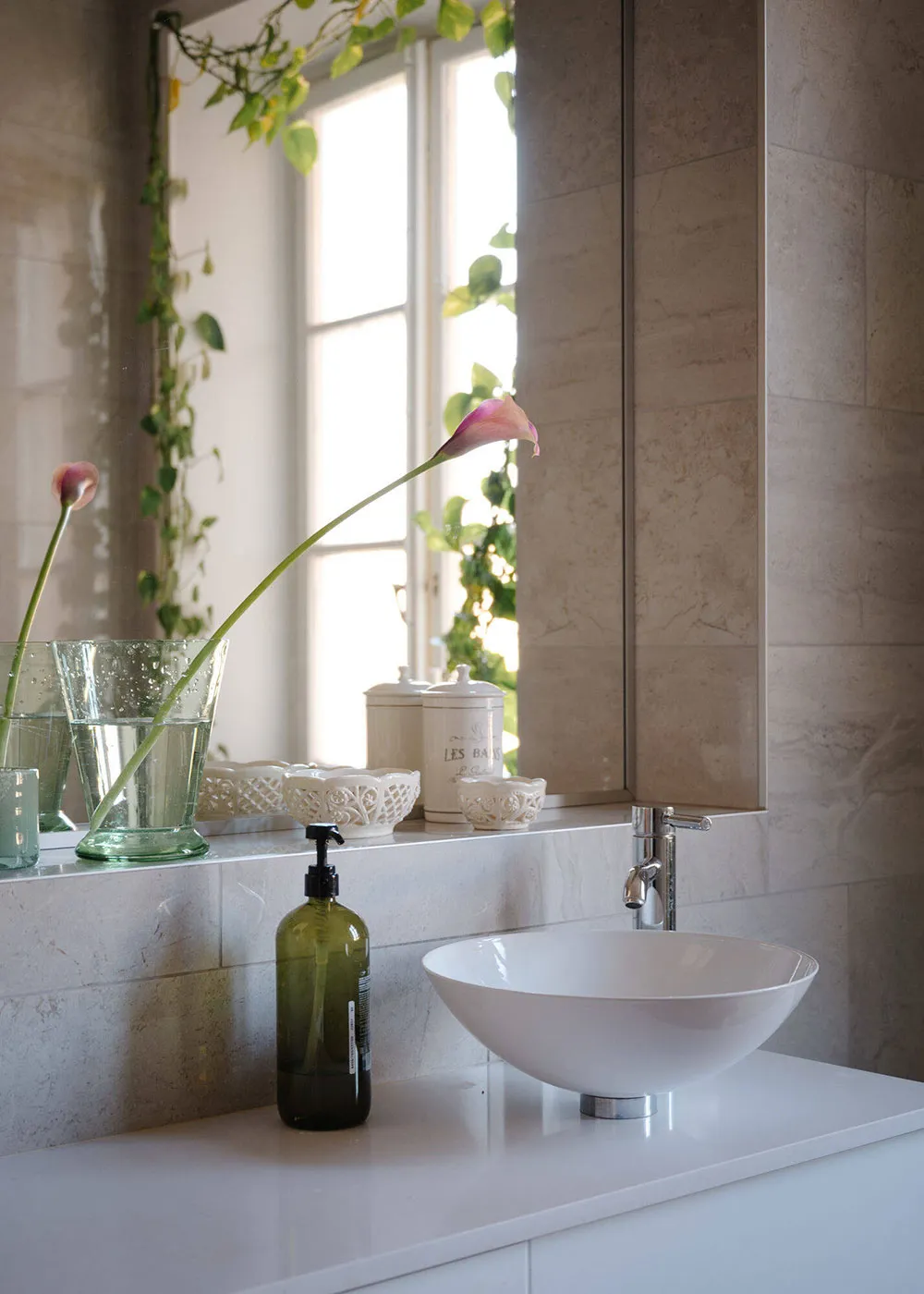 Белый скандинавский интерьер с творческой атмосферой - Gallery image 16