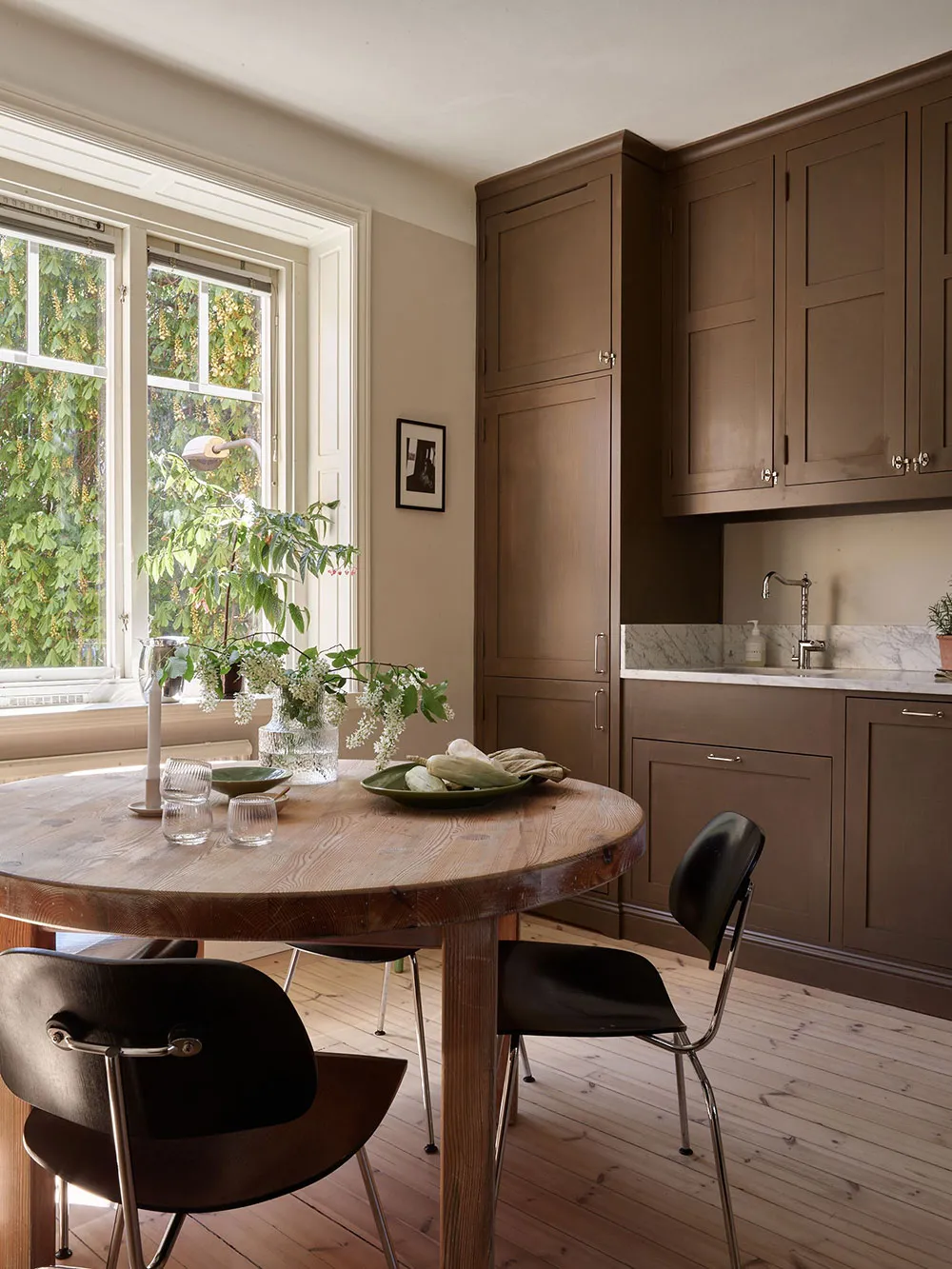 Simplicité scandinave et verdure à la fenêtre : appartement en banlieue de Stockholm (58 m²) - Gallery image 3