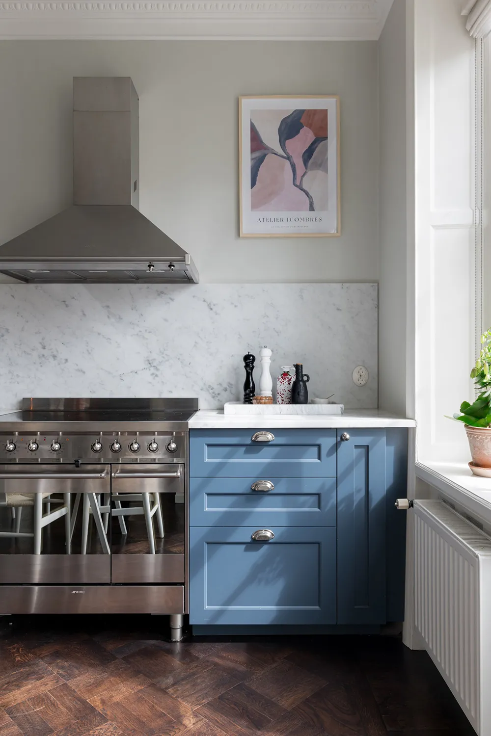 Красивые оттенки синего в дизайне элегантной квартиры в Стокгольме (93 кв. м) - Gallery image 18