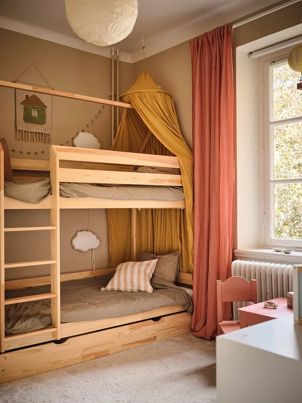 Słoneczny wnętrze w Stokholmie z przyjemnymi olivkovymi akcentami (63 m²) - Gallery image 13