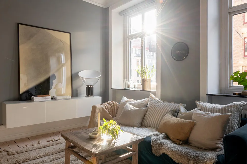 Murs gris et décoration chaleureuse : appartement cosy à Göteborg (63 m²) - Gallery image 3
