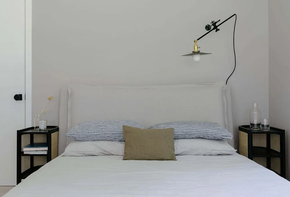 Fenêtre noire et intérieurs blancs : un abri confortable dans la forêt de l'État de New York - Gallery image 20