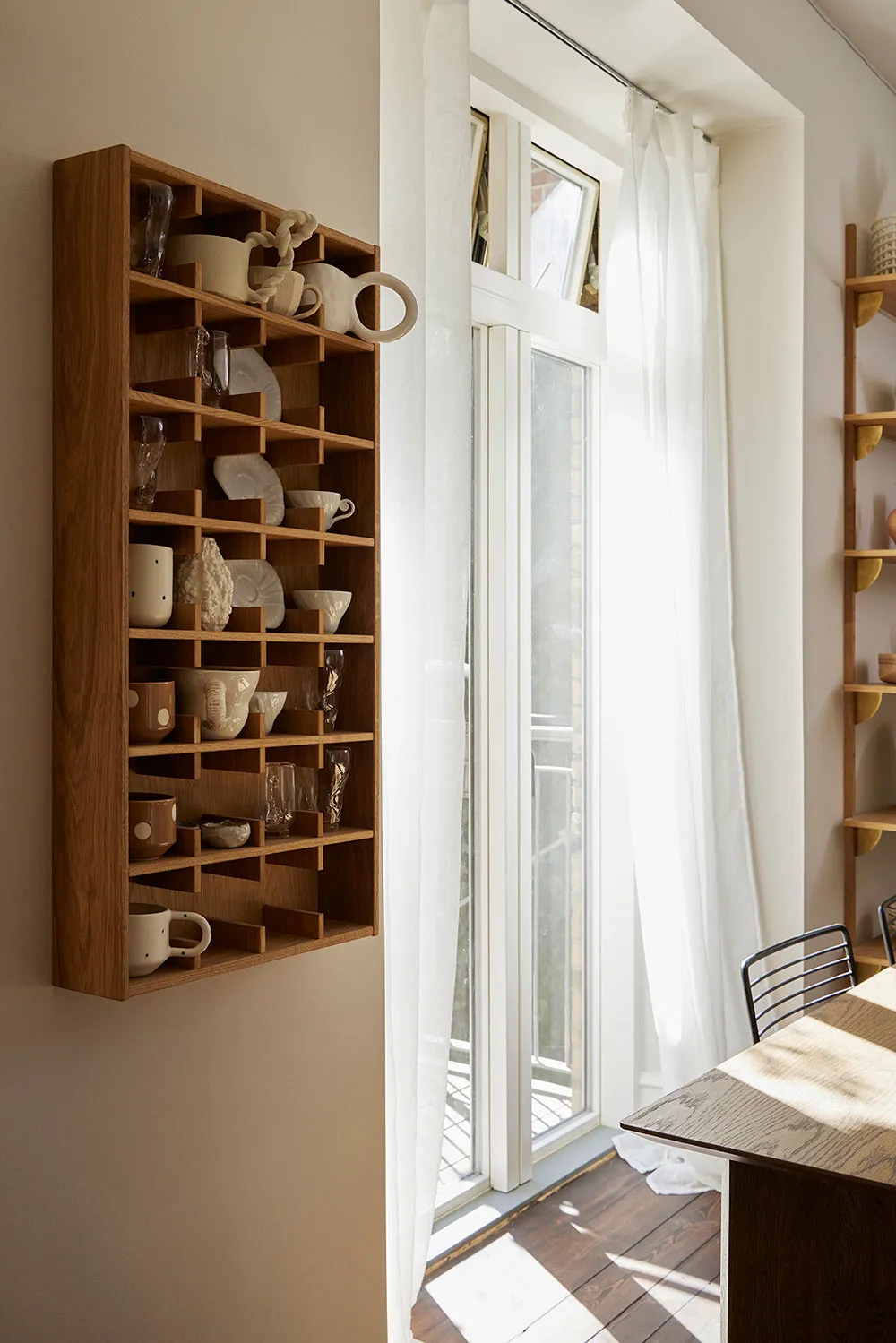 Wärme natürlicher Materialien in der kleinen Wohnung eines Designers in Dänemark - Gallery image 6