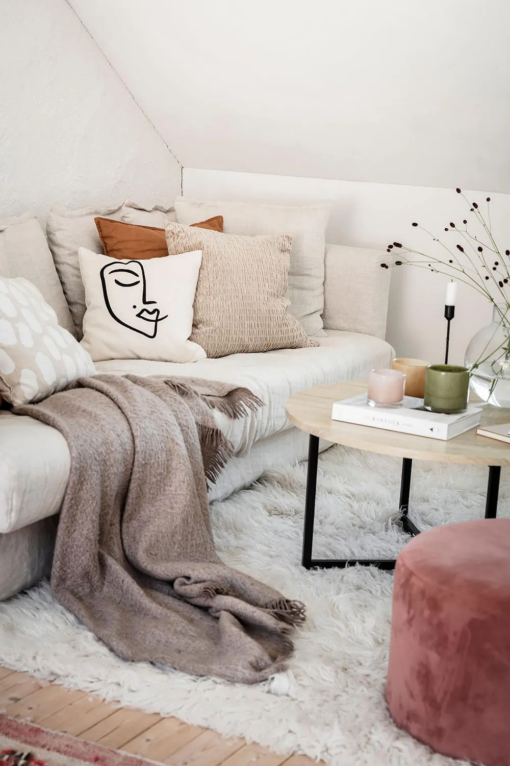 Mała dwupoziomowa kwatera z belkami w Szwecji (55 m²) - Gallery image 9