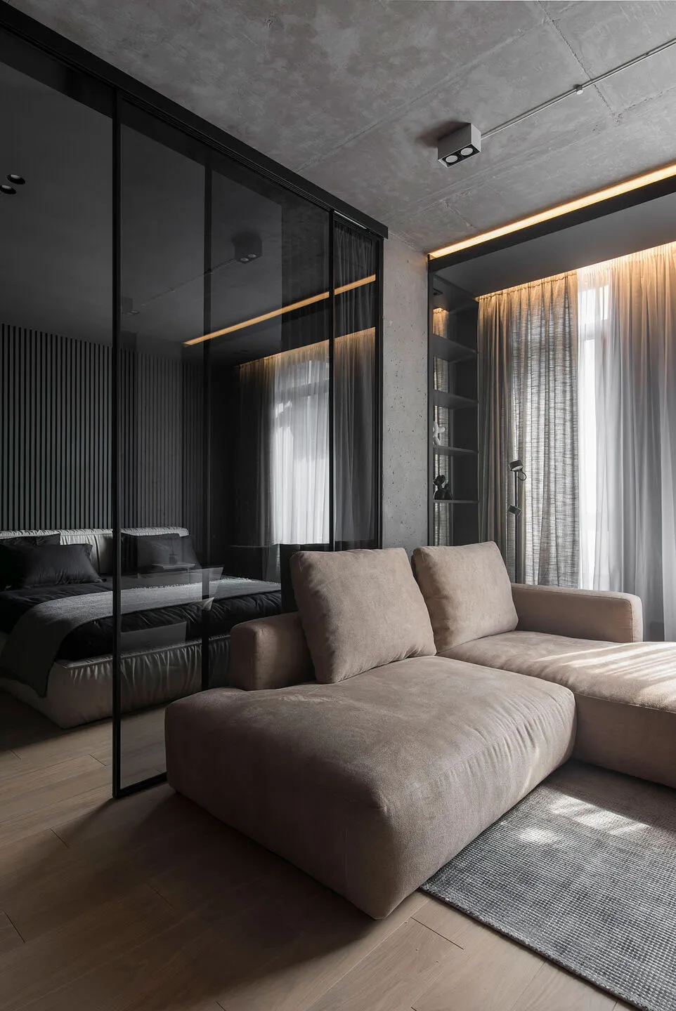 Tonos oscuros y techo de concreto: una elegante y pequeña apartamento en Kiev (45 m²) - Gallery image 10