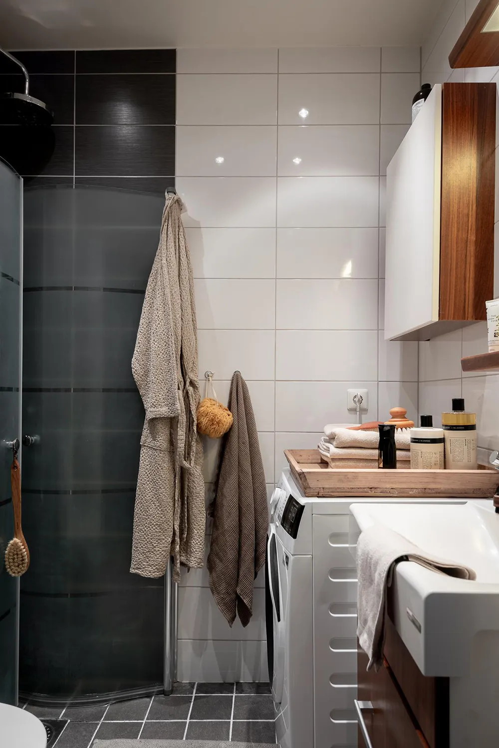 Murs gris et décoration chaleureuse : appartement cosy à Göteborg (63 m²) - Gallery image 29