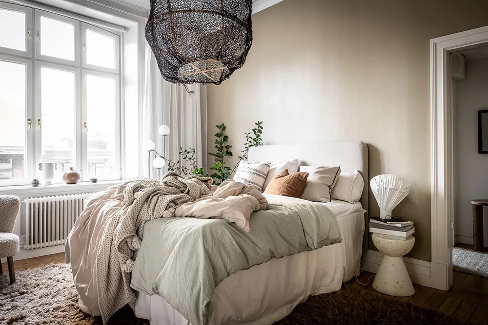 Cornice and Stylish Decor: Scandinavian Apartment with Magnificent Living Room (81 sq. m) - Gallery image 18