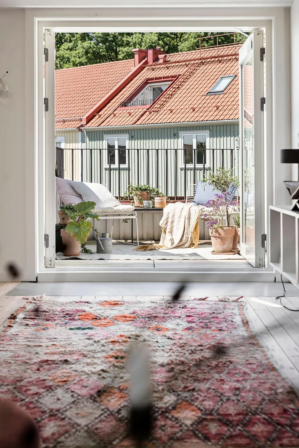 Mała dwupoziomowa kwatera z belkami w Szwecji (55 m²) - Gallery image 11