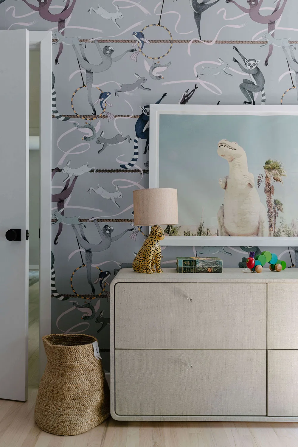 Fenêtre noire et intérieurs blancs : un abri confortable dans la forêt de l'État de New York - Gallery image 13