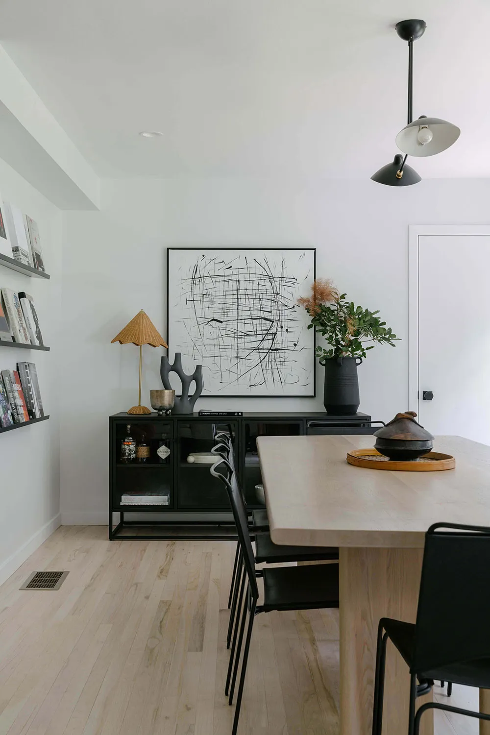 Fenêtre noire et intérieurs blancs : un abri confortable dans la forêt de l'État de New York - Gallery image 7