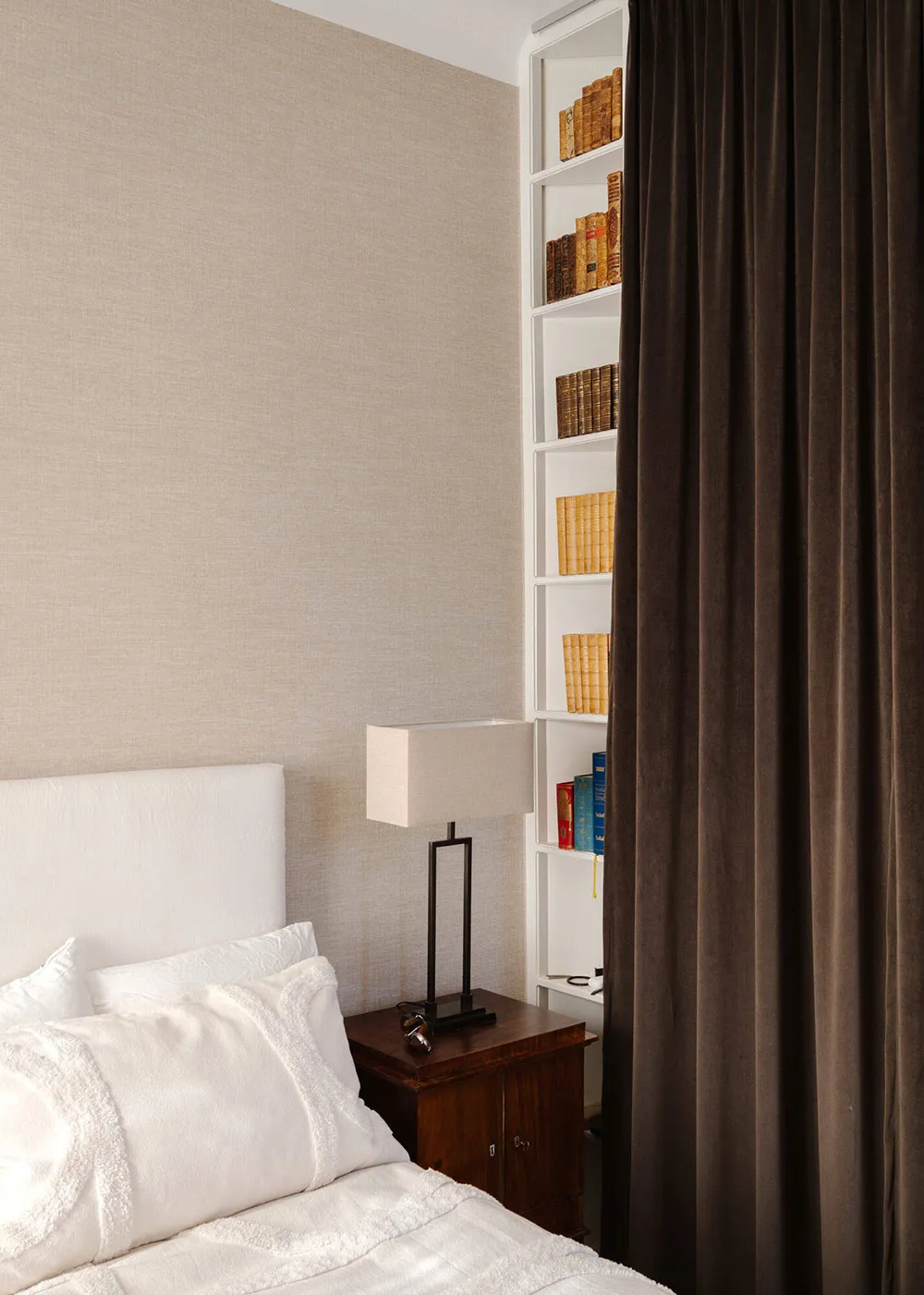 Белый скандинавский интерьер с творческой атмосферой - Gallery image 12