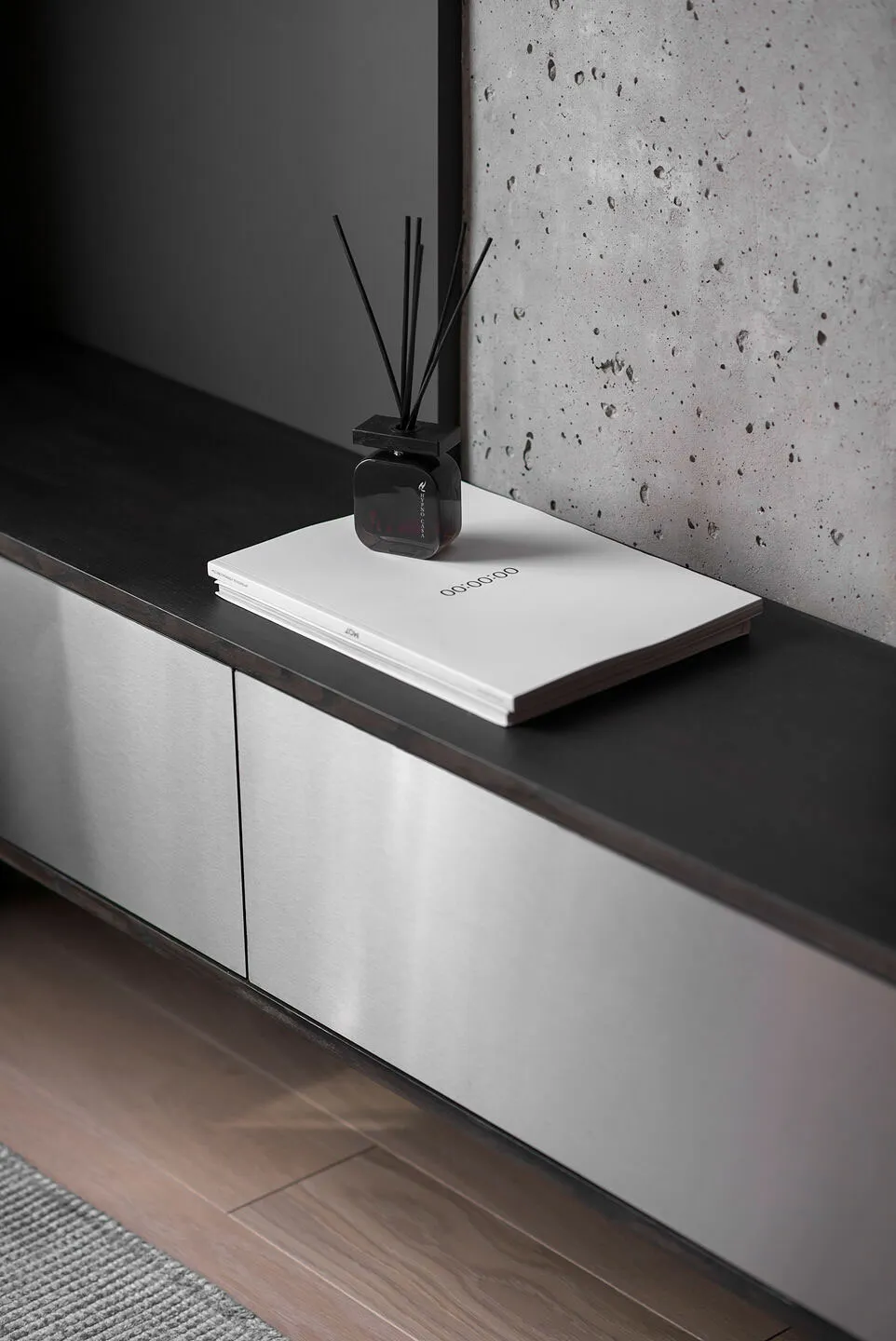 Tonos oscuros y techo de concreto: una elegante y pequeña apartamento en Kiev (45 m²) - Gallery image 14