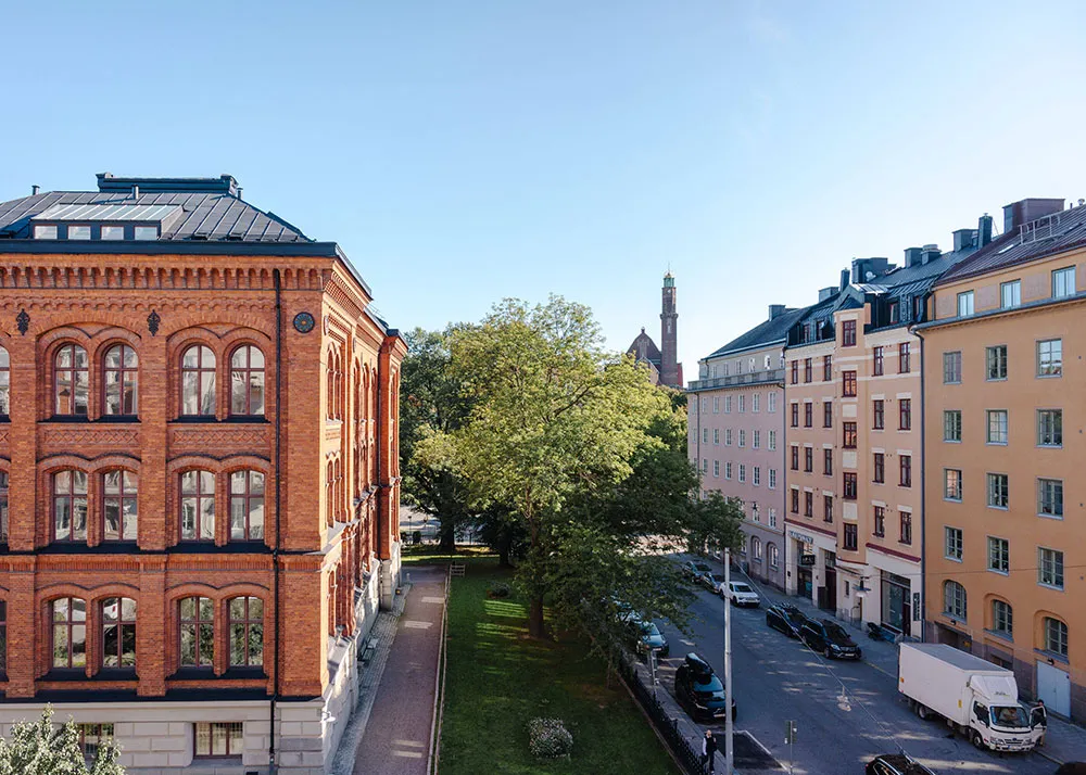 Белый скандинавский интерьер с творческой атмосферой - Gallery image 5