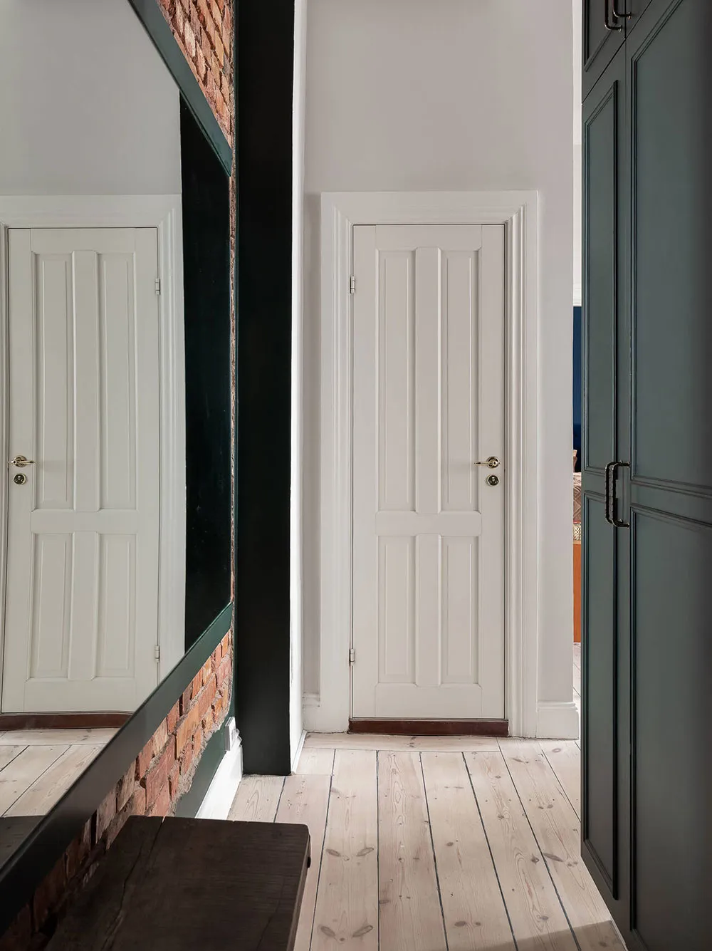 Accents verts dans le salon et chambre bleue foncée : petite mais efficace à Stockholm (48 m²) - Gallery image 12